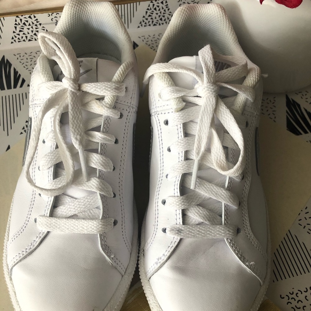 NIKE, 5.5 white and silver tennis shoes